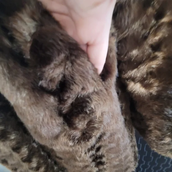 Dennis by Dennis basso Mid Length Faux Fur Coat Size Medium - Picture 4 of 9